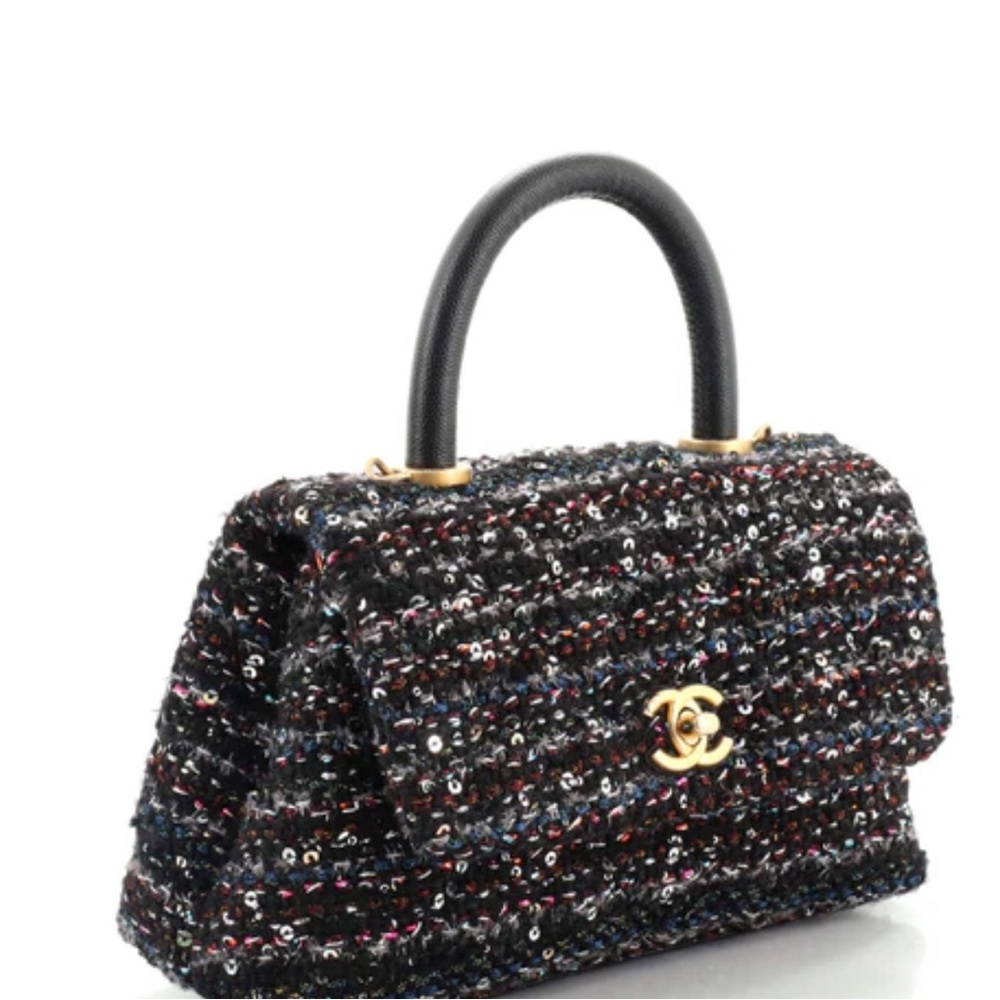 Fashion little bag too fancy and easy to wear …I got so many complements on this